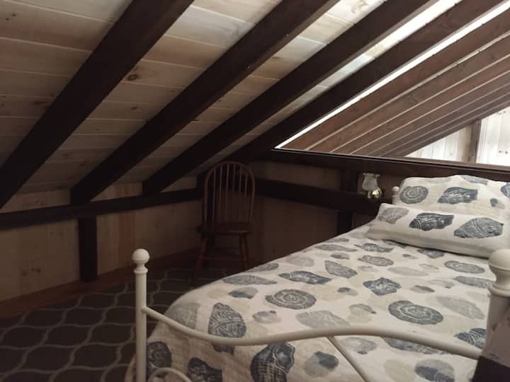 Podkrovie na spanie s oddelenými lôžkami a oddelenými lôžkami pod posteľou 