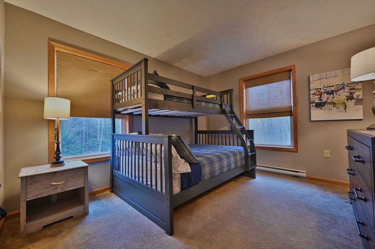 מיטות קומתיים בקומה השנייה