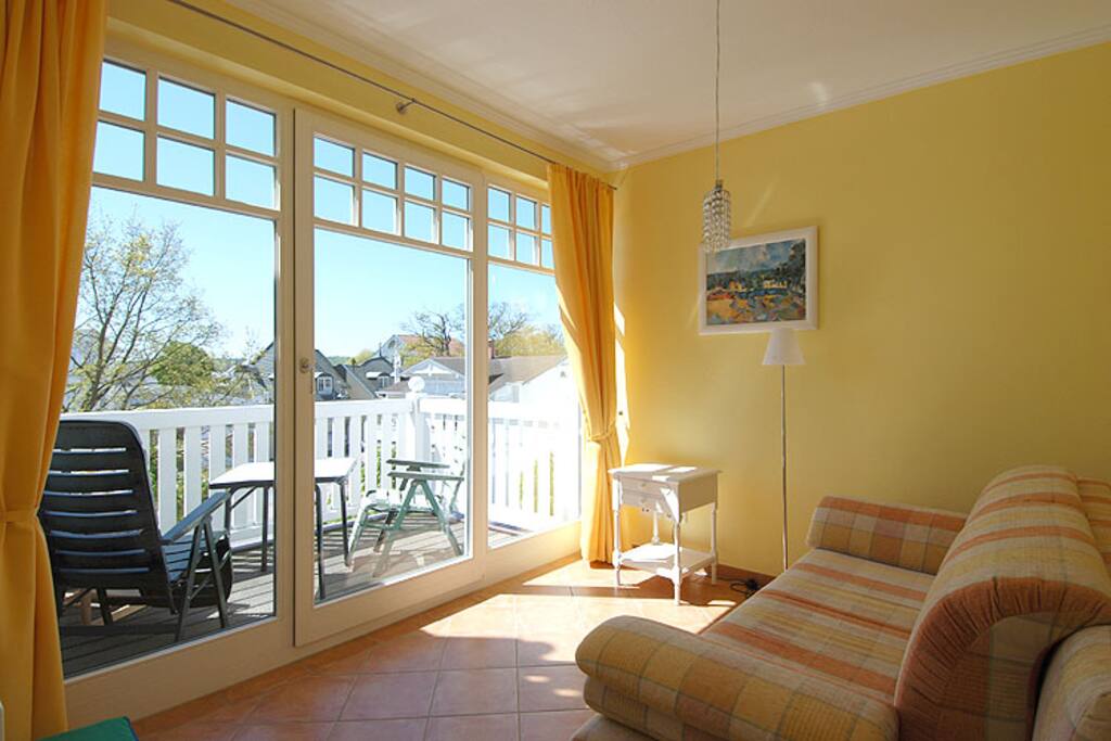 Das Wohnzimmer mit Blick auf den Balkon der Wohnung 15 in der Villa Laetitia.