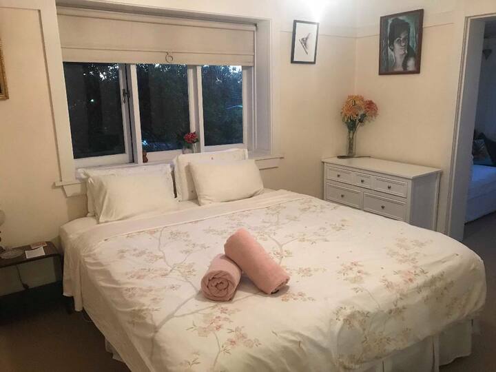 卧室1
加大双人床，午后阳光明媚，毗邻阳光房。