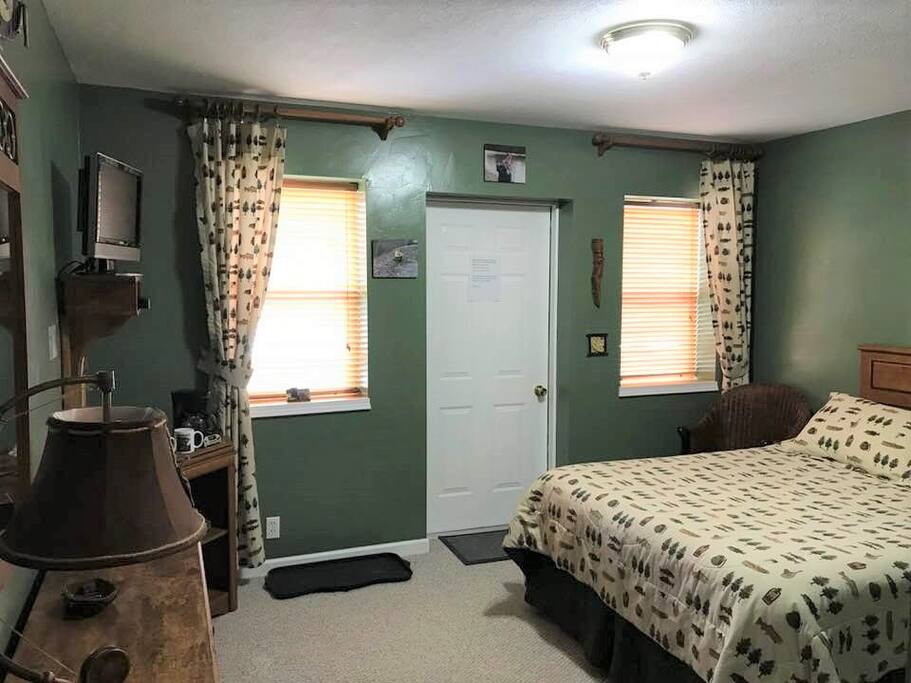Trout Room queen bed