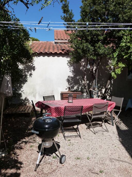 Un jardin sympathique et ombragé avec un barbecue top !