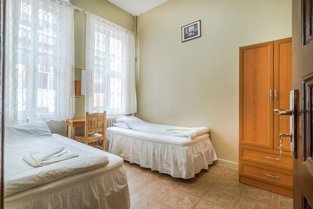TWİN ROOM WİTH SHARED BATHROOM