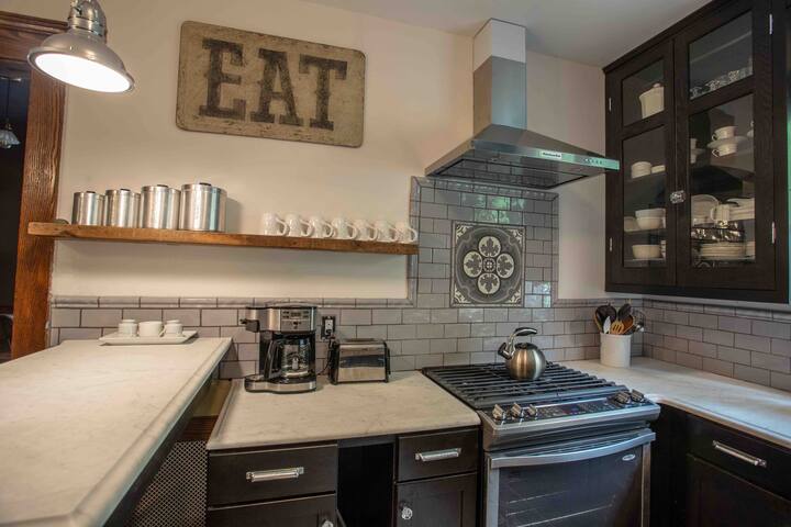 Spacious South Wedge Full House – Hamilton House gallery image 5