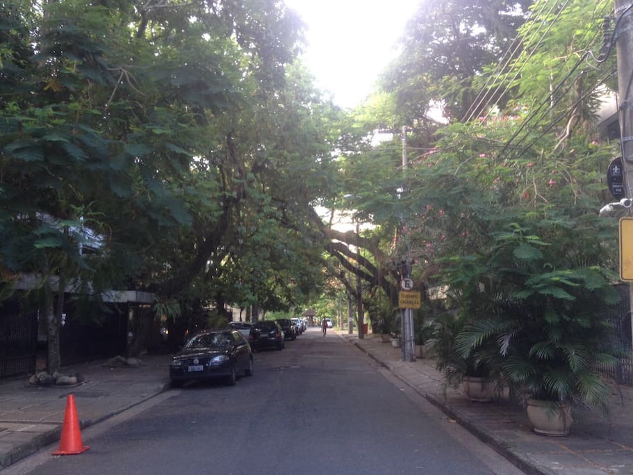 Rua do prédio - seguindo três blocos por ela, você já está na praia. Street view - walking 3 blocks straight you end up in the beach front.