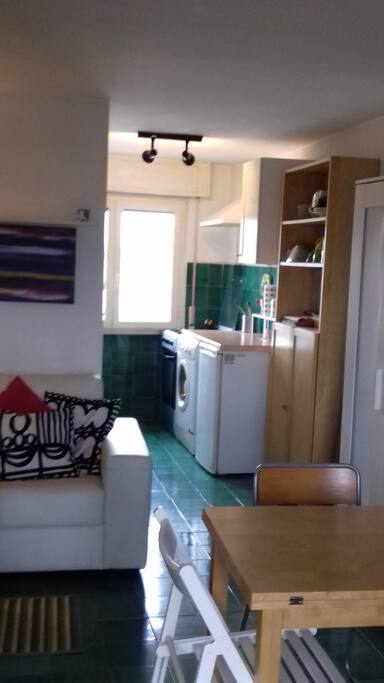 The access to the kitchen and the bathroom/L'accesso alla cucina e al bagno