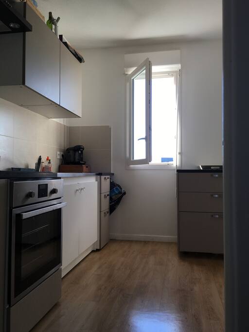 Cuisine avec plaque induction, four, frigo, cellier, lave vaisselle