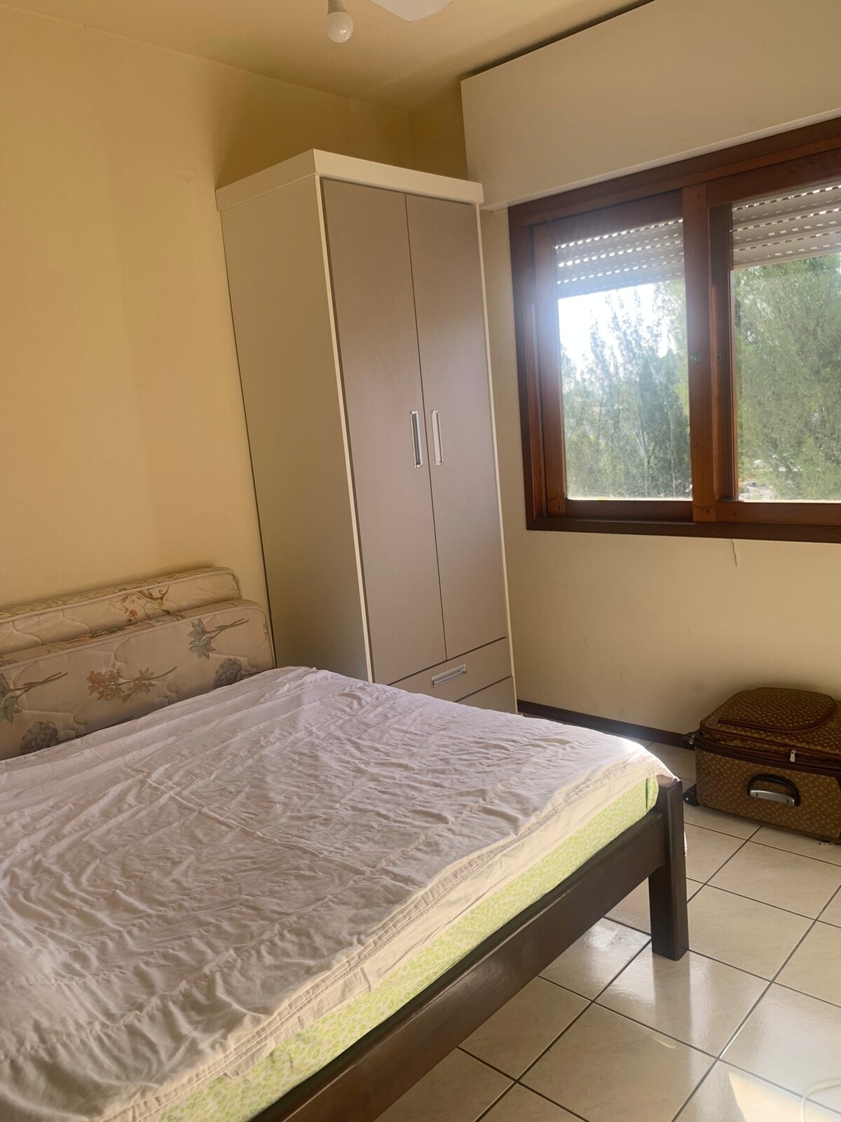 Lit double, avec penderie et fenêtre de la chambre