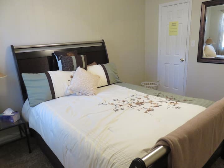 חדר שינה מס' 1 - מיטת קווין סייז עם ארון טלוויזיה
ממוקמת בקומה השנייה.