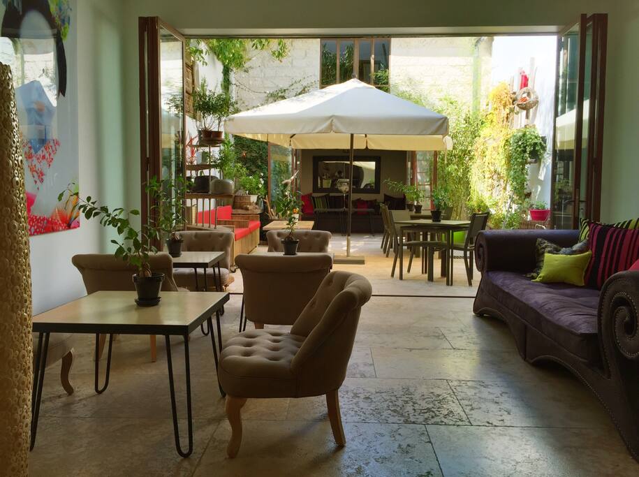 Salon et Patio pour le petit déjeuné.
