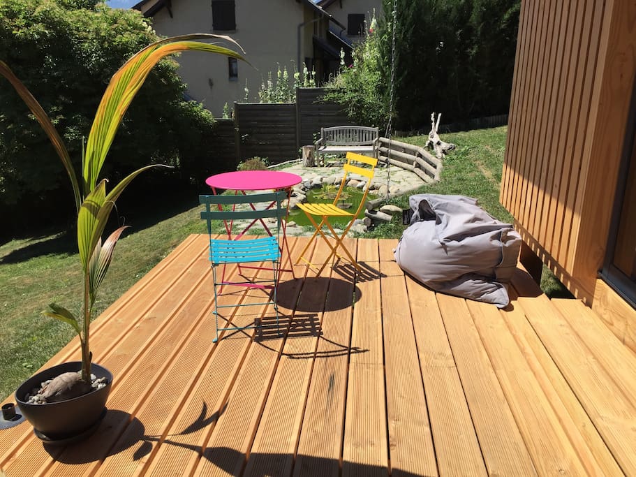 La terrasse au bord d'un bassin