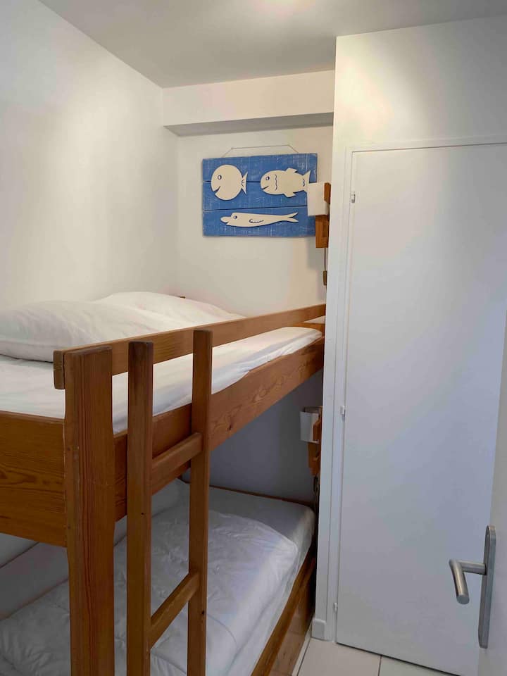 Vitanda vya ghorofa na WARDROBE