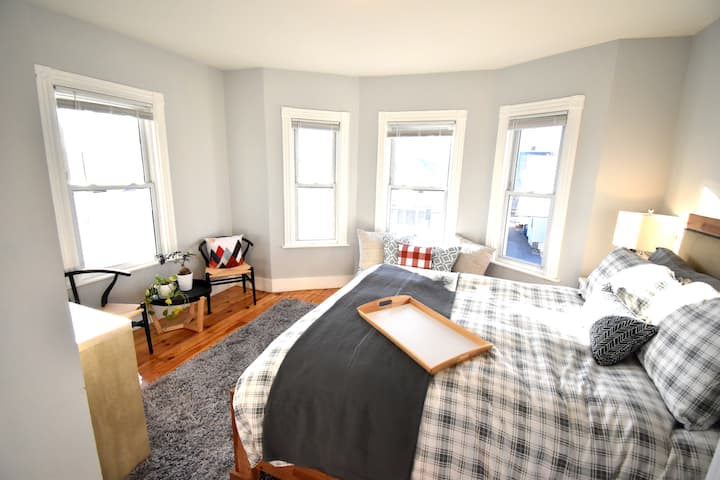 El dormitorio de la parte delantera es un lugar ideal para retirarse y ver las cosas en el vecindario.