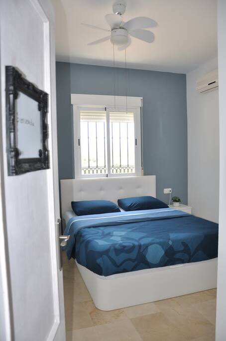 de grijs blauwe kamer