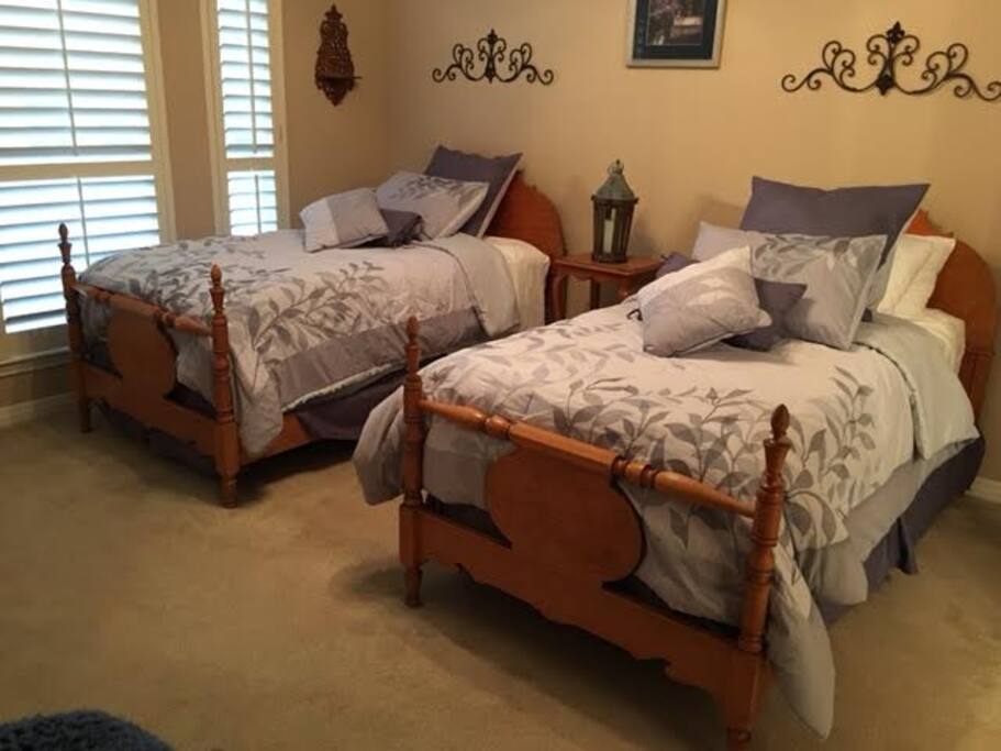 Bedroom 2 Twin Beds