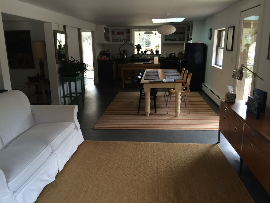 Spacious entry way connects to dining area and kitchen