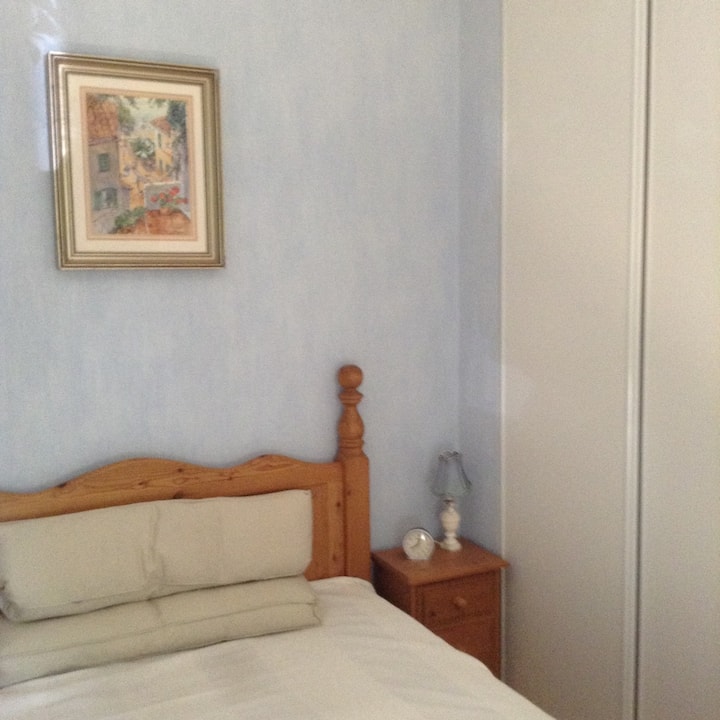 Hiki ni chumba cha pili cha kulala pia kiko kwenye ghorofa hii.