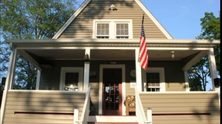 3 Bedroom/1.5 Bath Waterfront Cottage