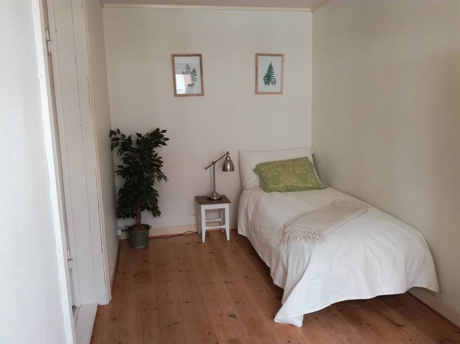 Soverom nr. 2. Inneholder seng 120cmx180cm. (Bildet viser en smalere seng!)