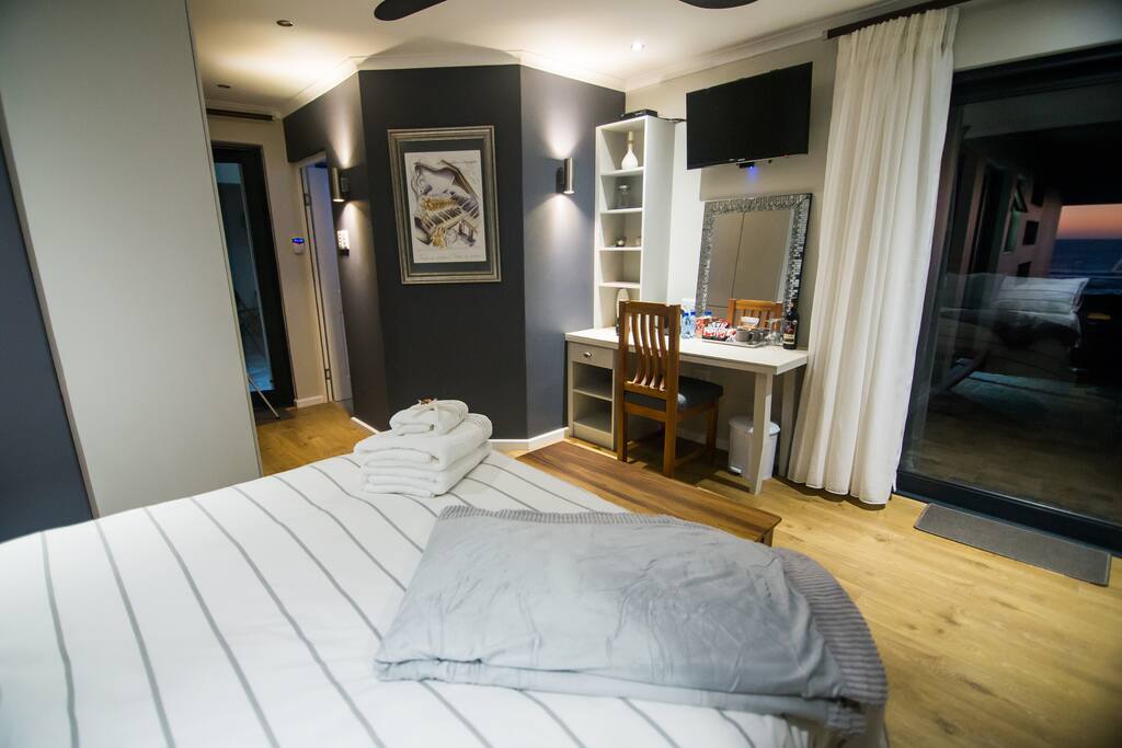 Sea
Queen bed
Sea view
Fireplace