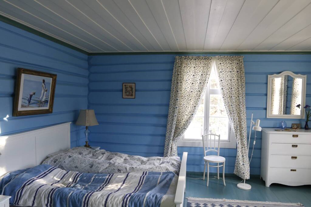 Plenty of morning- and daylight. King size bed. Second floor, South-East.