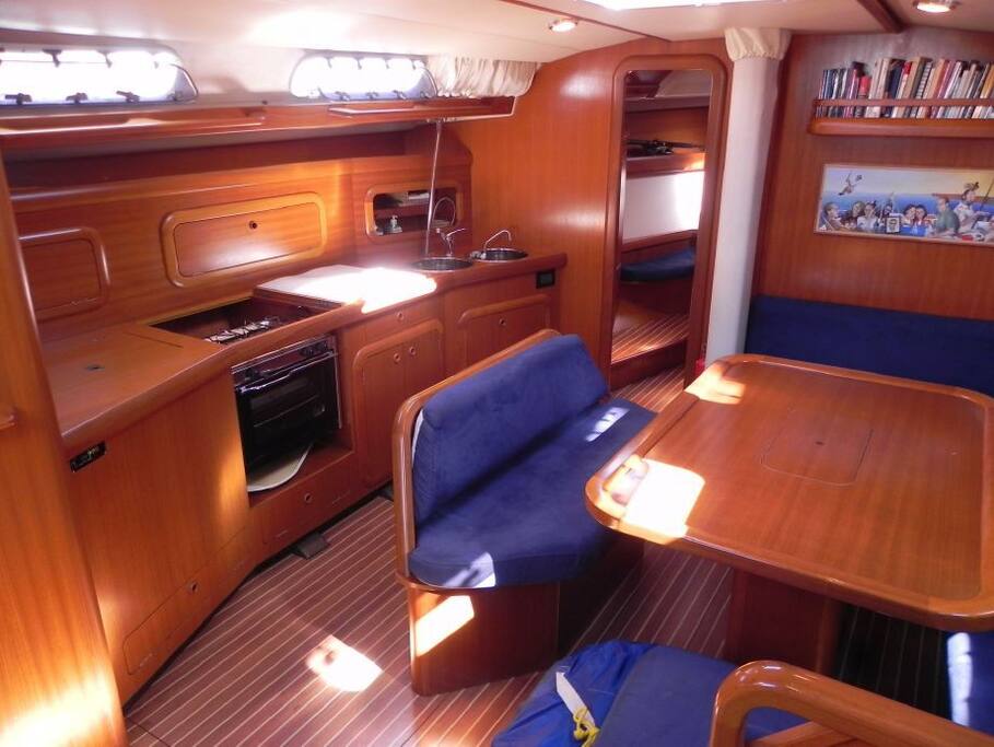 Galley / Salon
