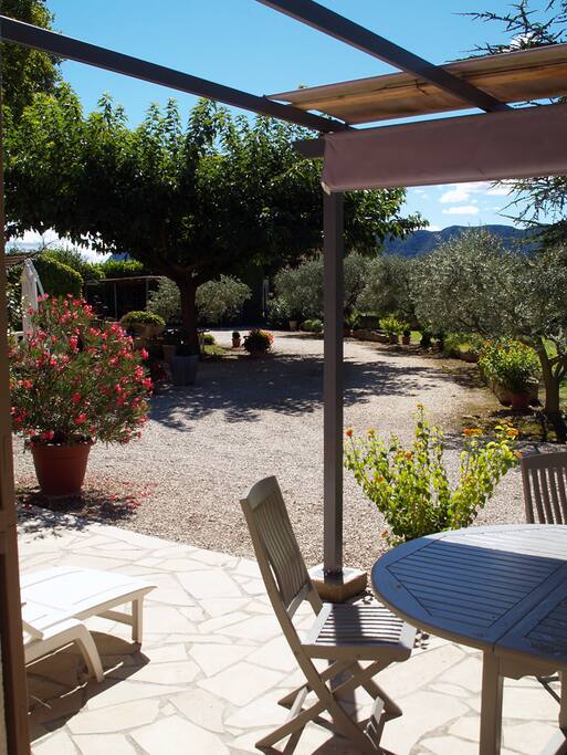 Terrasse avec vue sur les Alpilles et le jardin.