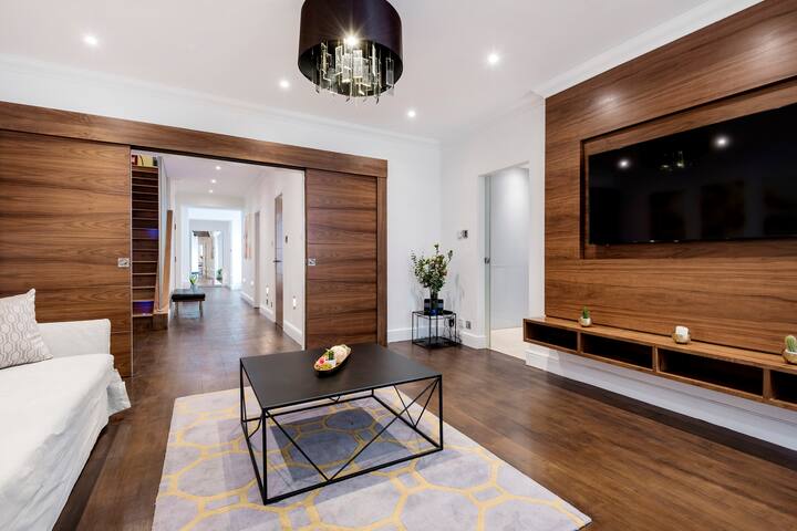Stylish Apartment with Patio in Central London gallery image 3