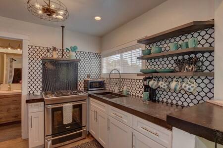 Hideaway Downtown 
1  bdrm 1 bath Stylish Decor