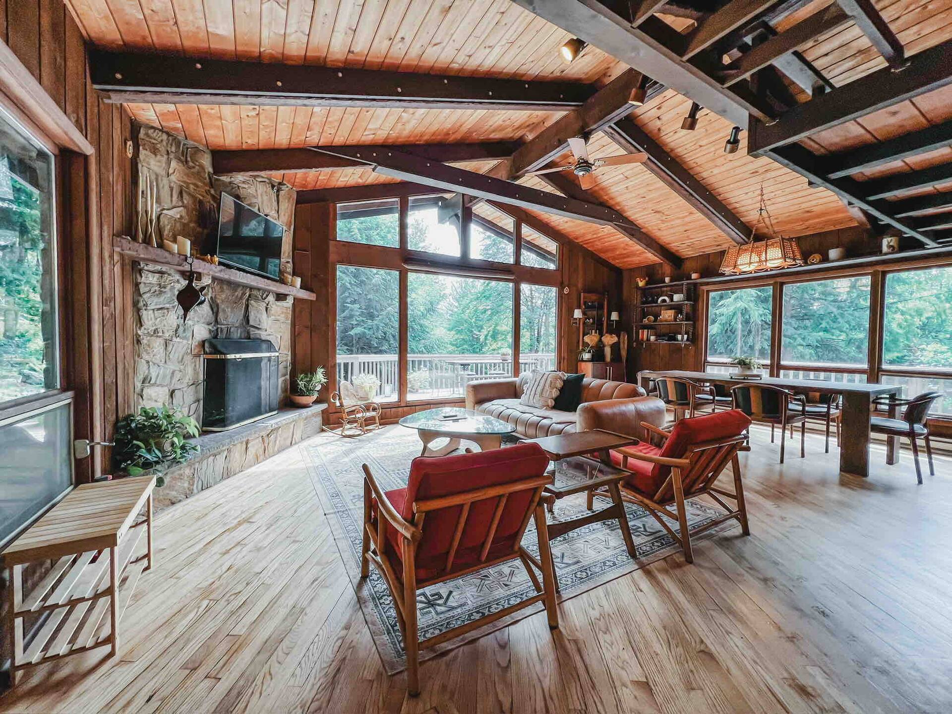 Secluded Fernwood Chalet, Hot Tub, & Sauna House