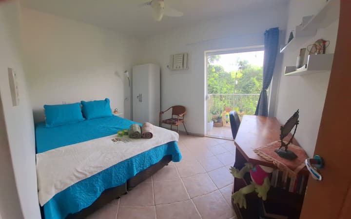 Соба со приватен балкон. Брачен кревет (широк 150-179 см)