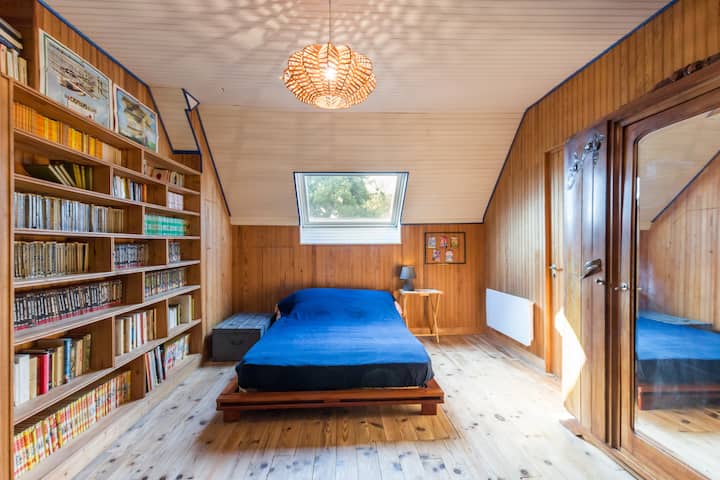 غرفة نوم في الطابق الثاني ، 140 سرير ، 90 سرير ، سرير أطفال ، طاولة تغيير ملابس ، خزانة ملابس