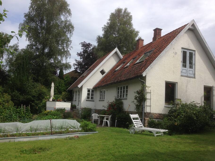 Huset set fra haven med køkkenhave
