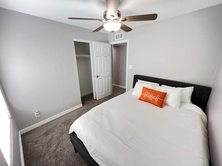 带标准双人床的卧室