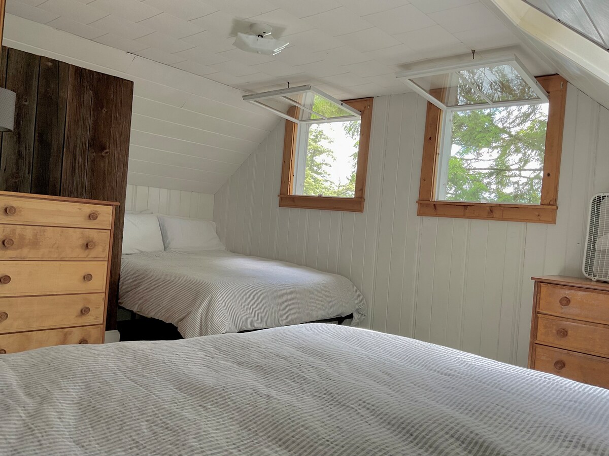 Dormitorio con vistas al lago, segundo piso, 2 camas tamaño queen.