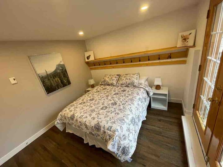 Grand lit dans une chambre au sous-sol - Queen bed in basement bedroom 