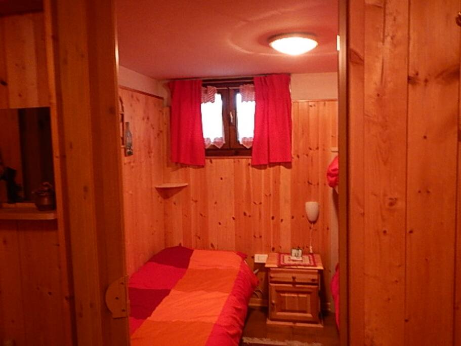 cameretta con letto singolo a sx