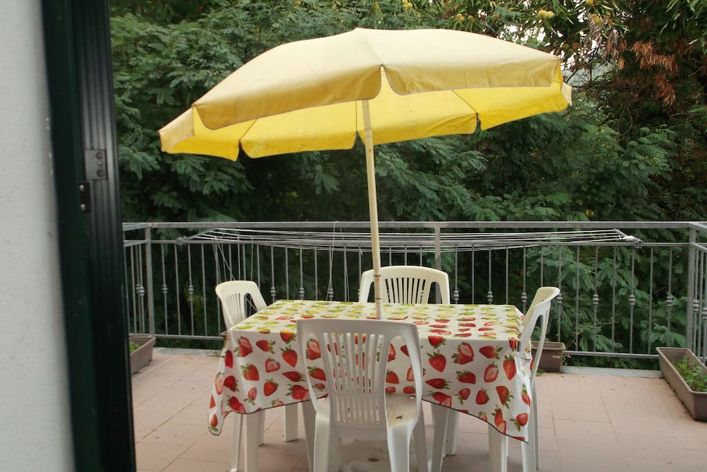 terrazza con vista laterale della piscina,appartiene al monolocale n6