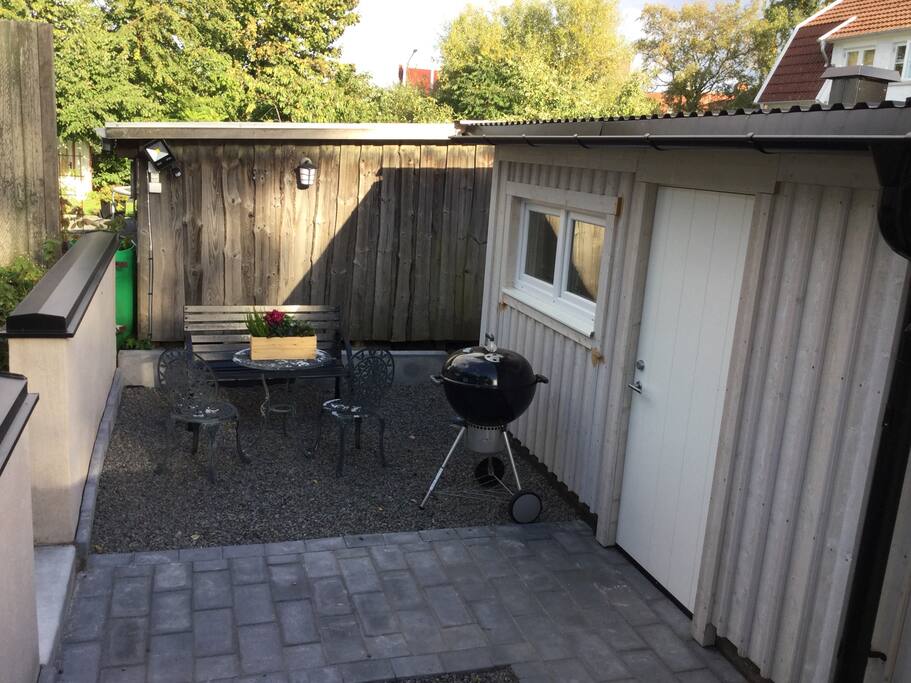 Egen avskild uteplats, grill finns att låna