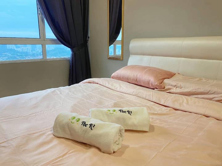 We value good sleep a lot, so our bed are the expensive Hotel grades with Akemi Tencel Series @850 Threads! You will not regret trying sleeping on it :)
