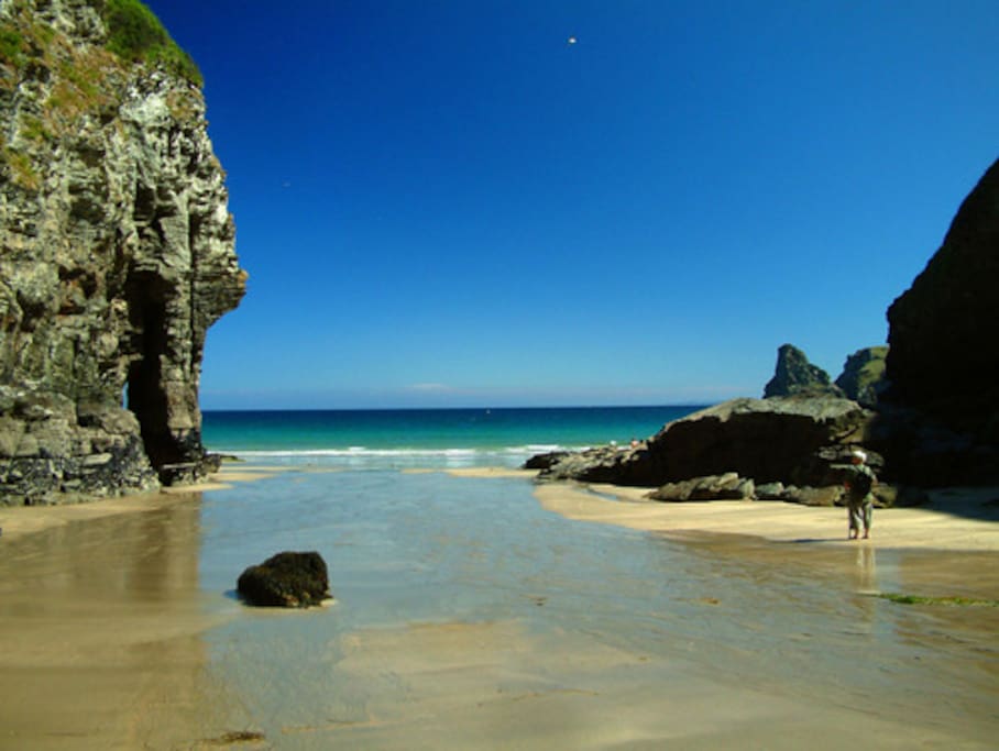 Nearby beach - Bossiney Haven (15mins walk from the cottage)