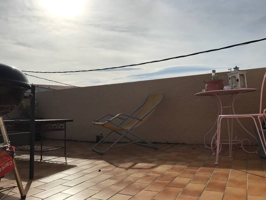 Terrasse avec barbecue grand canapé et bain de soleil. Vue imprenable sur le canigou !