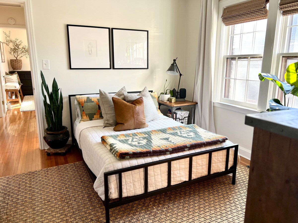 سرير كامل الحجم مع مرتبة صغيرة وملاءات خيزران مريحة في الأرض وفراش من ويست إلم 