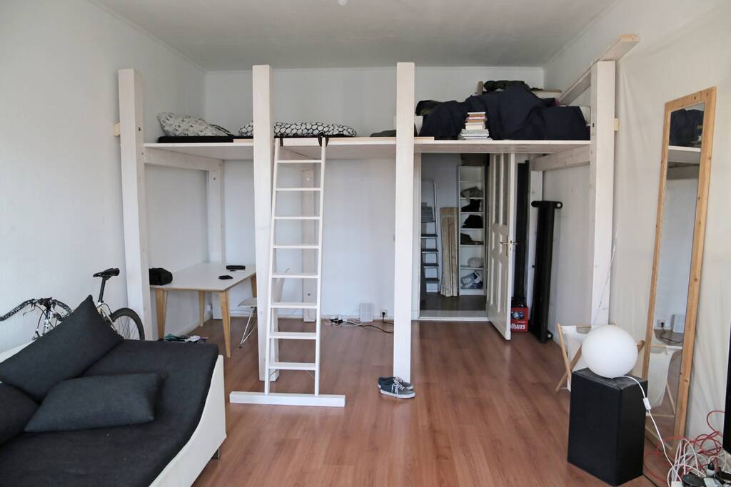 Blick vom Fenster auf Hochbett und Eingang ins Zimmer