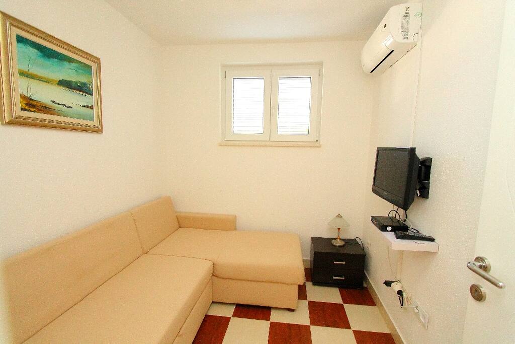 Bedroom 2/ Living room