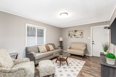 Adorable Home with King Bed Near Metro Airport