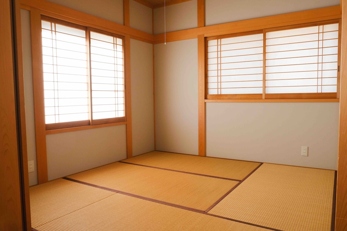 Even as a bedroom or children's playroom.Two sets of mattresses are available.