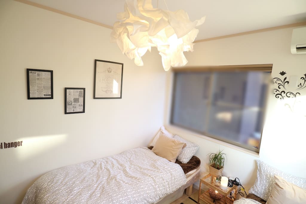 single size bed.90×200 .1台のシングルベッドのサイズは横幅90cm、縦200cmです。日本の敷き布団サイズよりは若干小さめです。