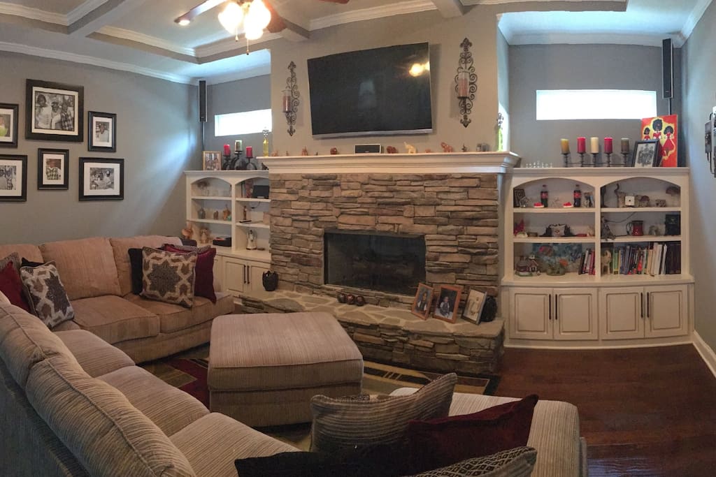 Living room area with large screen SmartTV. Seating for 6 comfortably.