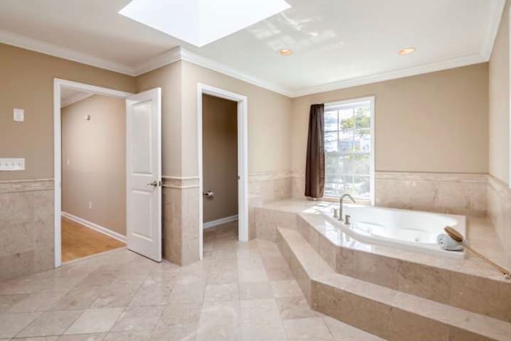 Romantic Penthouse Getaway with Jacuzzi